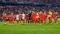  FC Bayern München-spelare på en fotbollsplan klappar efter en match.