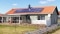 Bilden visar solceller på taket på ett fristående hus.