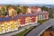 Bilden visar solceller på taket på ett fristående hus.